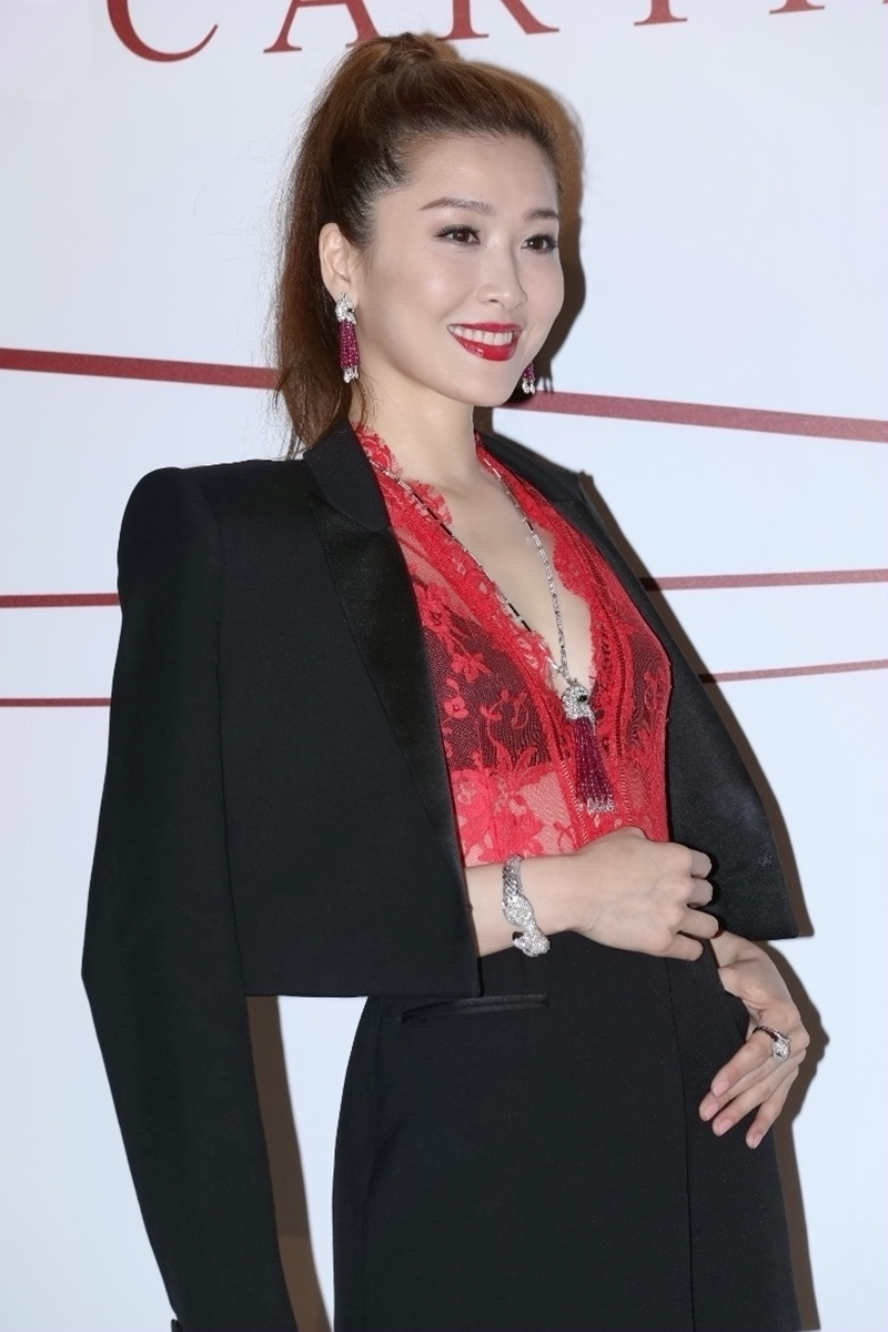 美女周丽淇惊艳着装格外抢镜,靓丽有型尽显迷人气质!