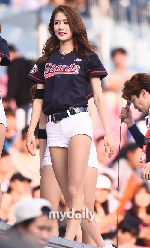 韩国最美啦啦队女郎亮相球赛 笑容迷人身材辣