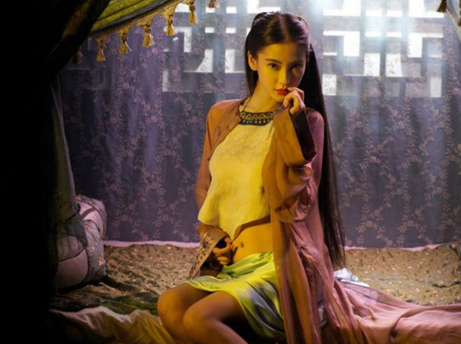 女星古装睡衣秀,杨颖娇俏,佟丽娅惊艳,迪丽热巴美得不敢看!