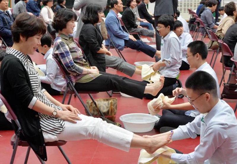 韩国双亲节:高中组织学生给父母洗脚,父母感动落泪