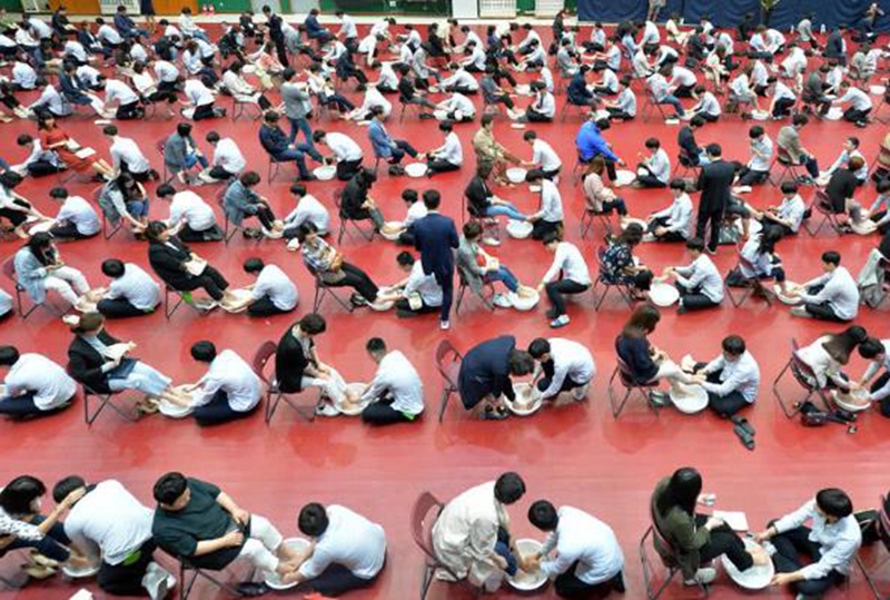 韩国双亲节:高中组织学生给父母洗脚,父母感动落泪