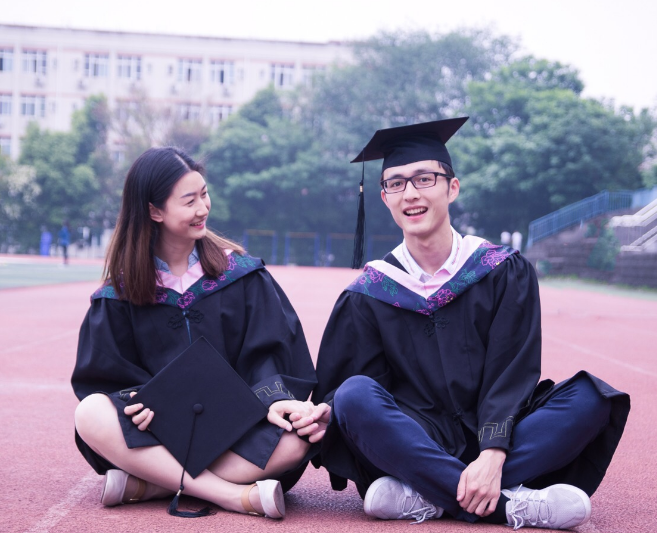 最虐狗的毕业照!大学情侣校园内拍摄甜蜜毕业照