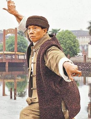 他父亲是黄飞鸿徒弟的徒弟,他是香港武打能力最强的影星