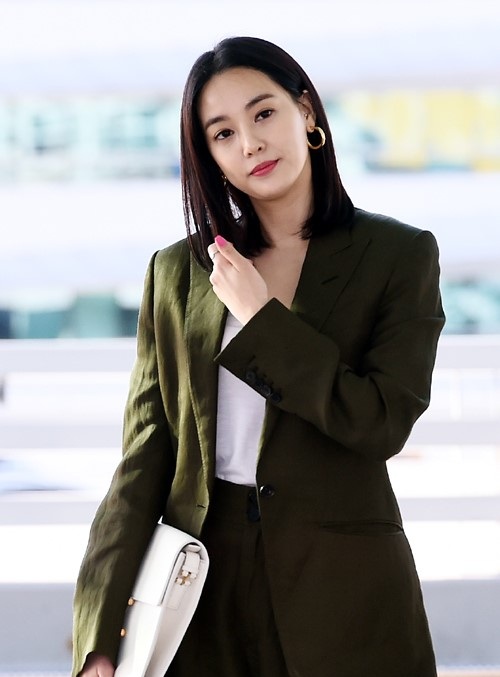 5月9日下午,韩国女艺人李珠妍为参加在北京举行的活动而从仁川机场