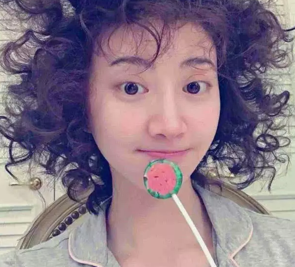 这6位女星都在吃棒棒糖,有5位都只是摆拍,最后一位是真爱吃