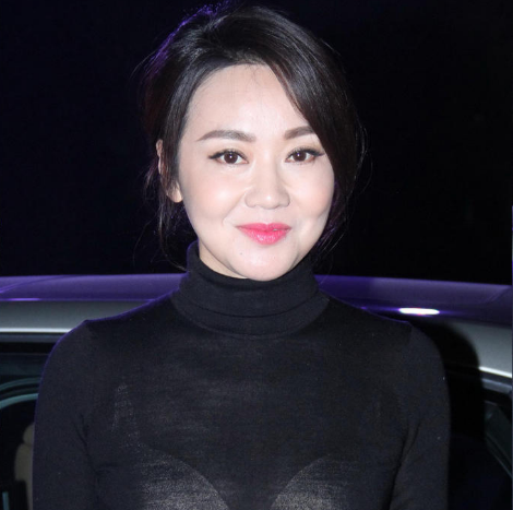 网友晒闫妮素颜近照,皮肤光滑,一点都不像47岁的人!