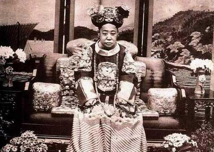 清朝这个丑女人,长得胖还爱吃猪肘子,这样也能受宠当妃嫔!