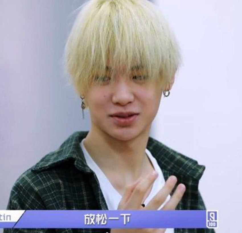 二,陈立农卸妆后,化了妆更加帅气一些,不过不化妆也不差,是属于那种很