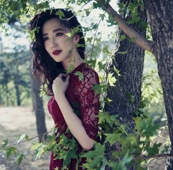 司光敏美照,腕白肌红,细圆无节,面泛桃韵,扣动我的心弦