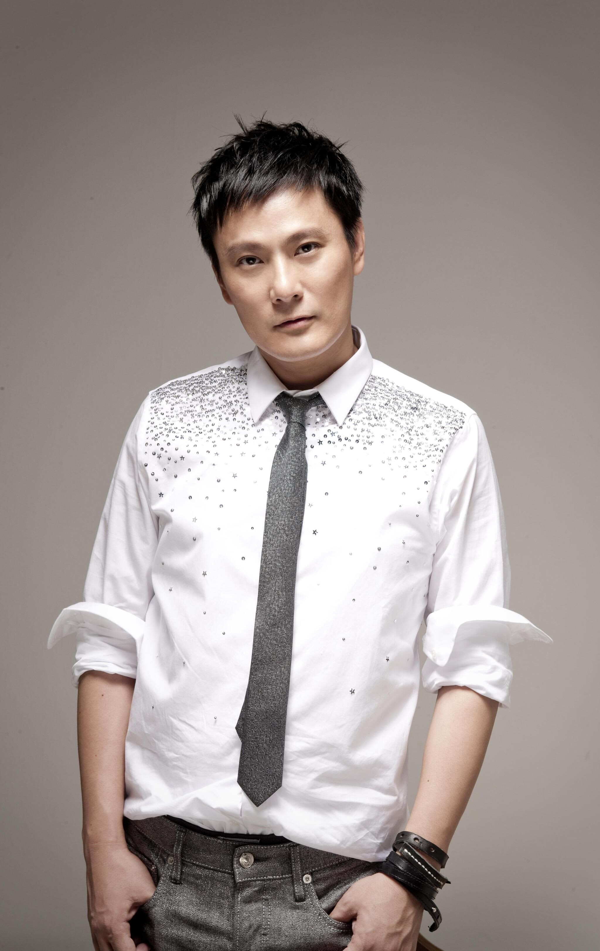 8岁的张信哲,25岁的张信哲,51岁张信哲,时光催人老!