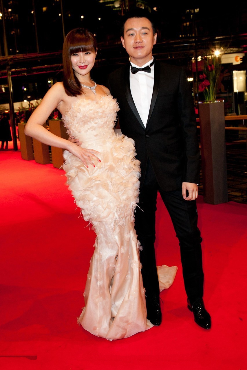 他23岁成名,与妻子相爱十年零绯闻,如今生活幸福美满!