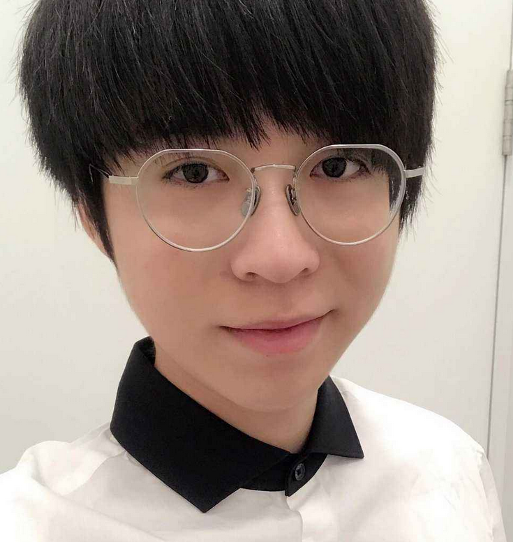 阿冷,是斗鱼的唱歌主播,她的真名叫黄盛君.