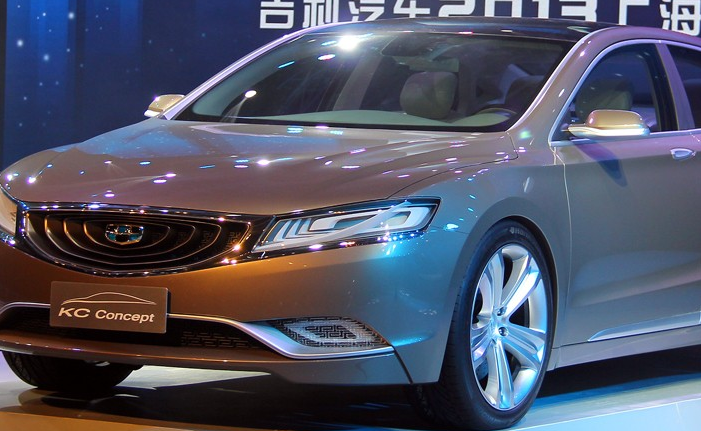 说到这款车的颜值方面不输马自达的阿特兹,内饰方面