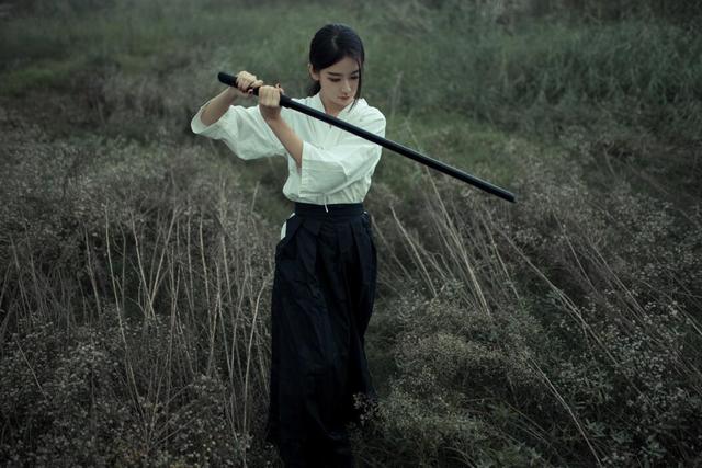 草原上,手拿长剑的白衣女子