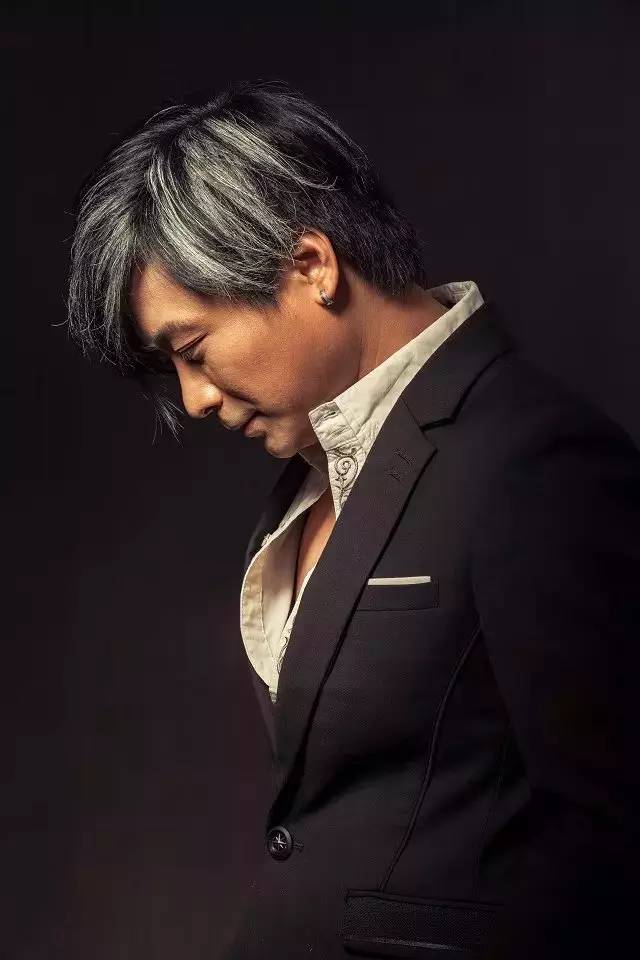 王杰也老了,台上台下判若两人,早已不如当年那么帅气!