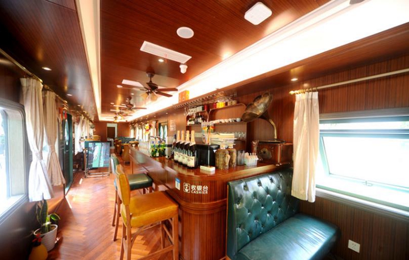 绿皮车的回忆!火车车厢翻新变别致茶室酒吧