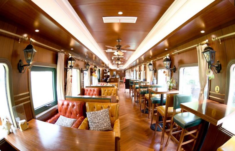 绿皮车的回忆!火车车厢翻新变别致茶室酒吧