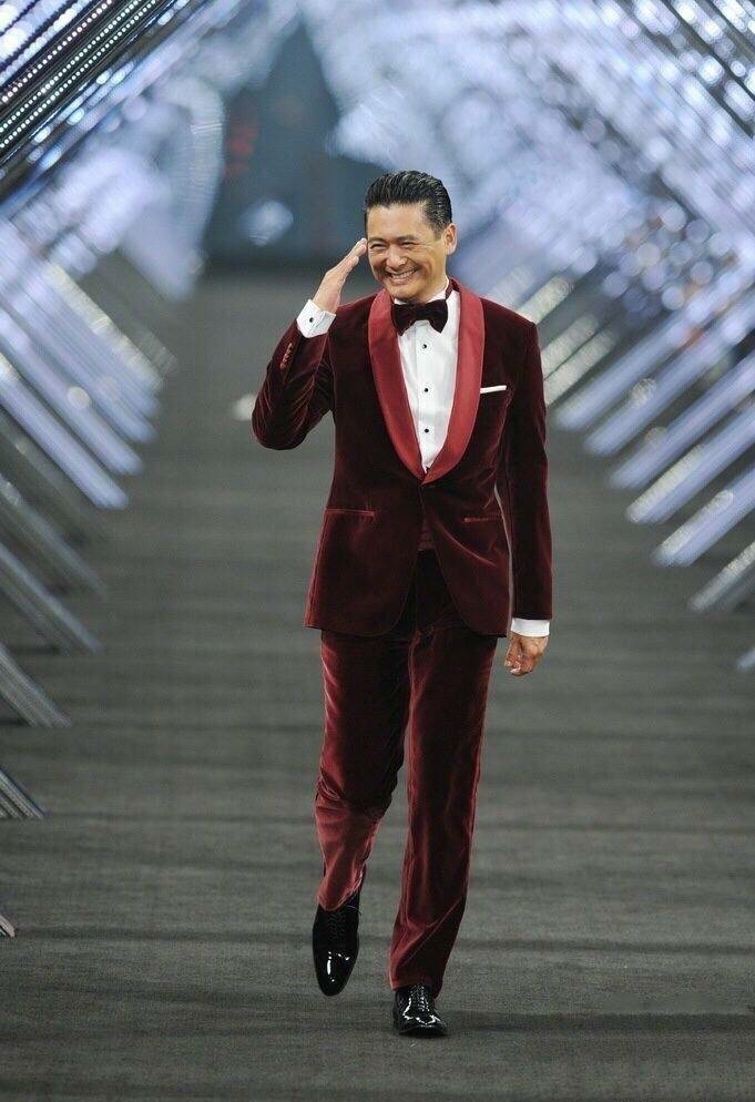 蔡徐坤穿黑风衣配墨镜气场全开,当年的周润发也不过如此!