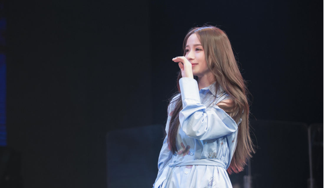 二珂有一双比星星还要美丽的明眸,干净的像一个纯洁美好的天使