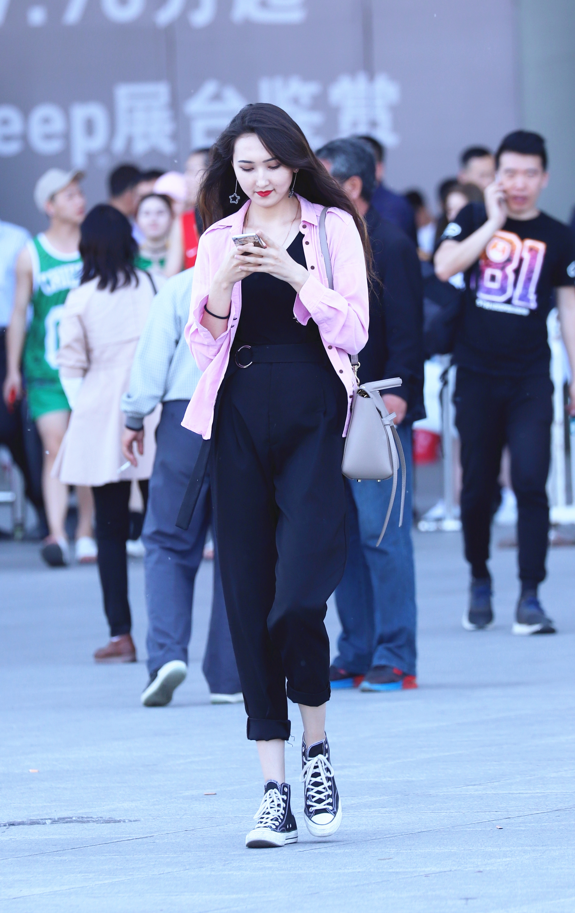 天津街拍:姑娘们秀出青春新优雅,你的目光会为谁停留