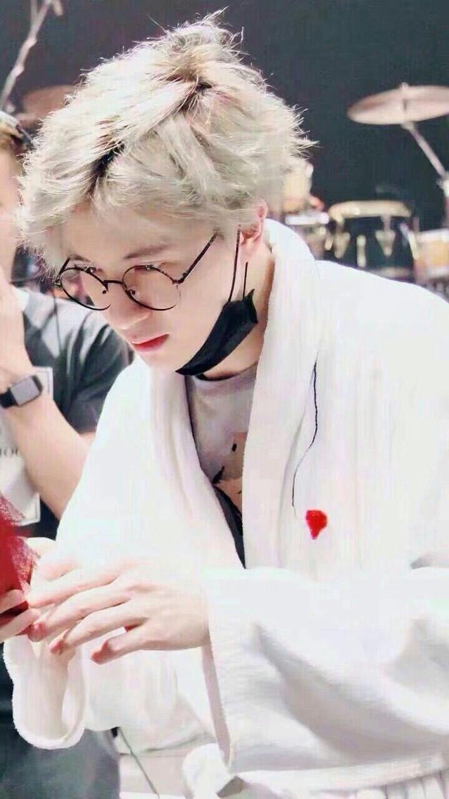 那些染白发的男星,吴亦凡帅气,马天宇仙气,他似初恋