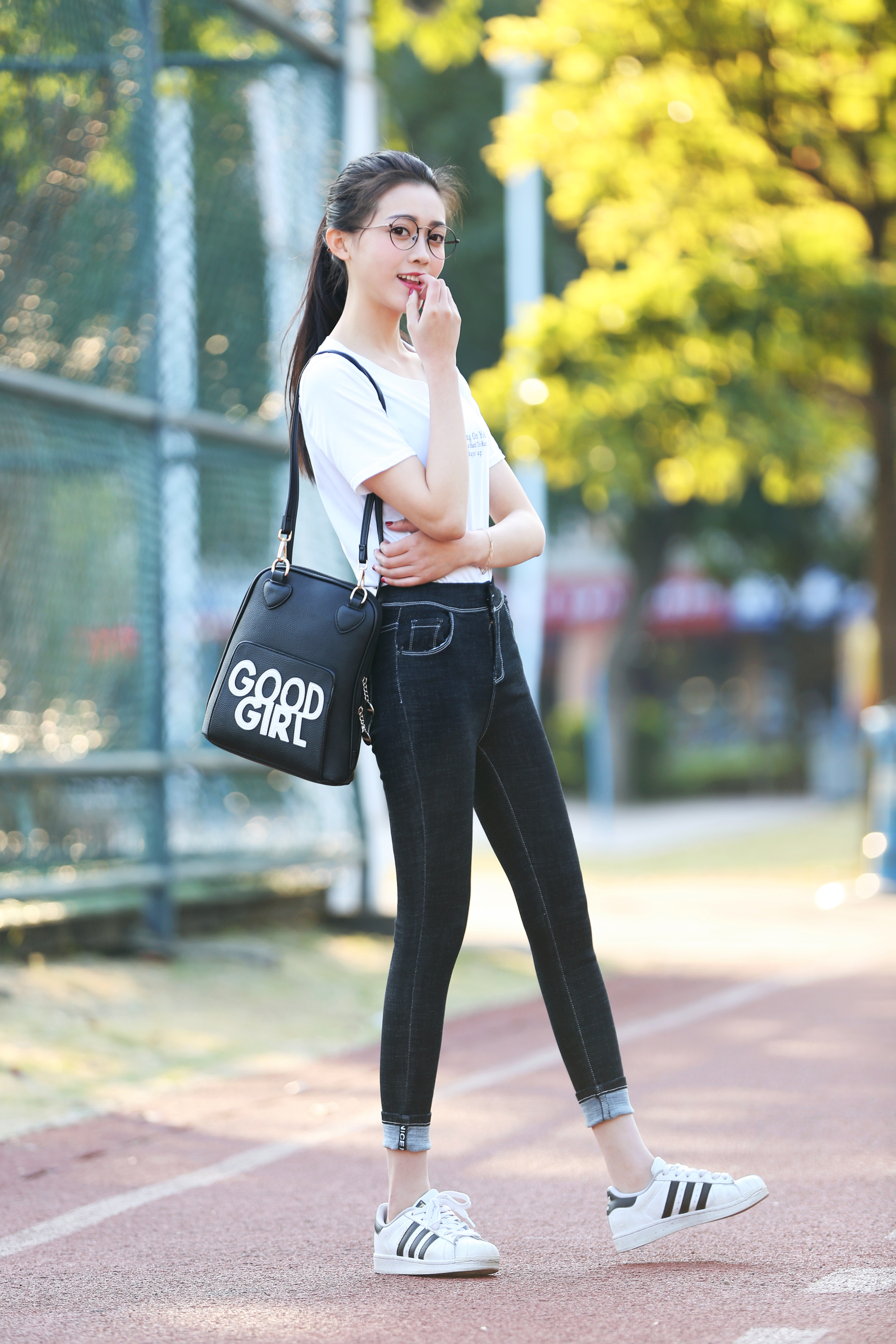 小姐姐浅色紧身裤 花衬衫,时髦而又轻盈,七分裤腿展销高挑身材,浑圆裤