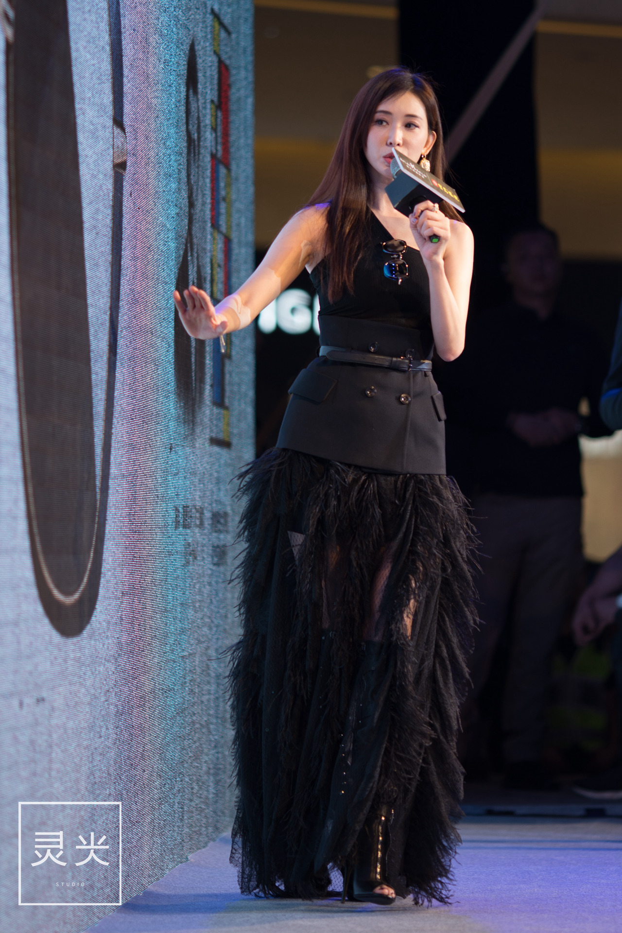 林志玲现身杭州透视黑裙秀美腿 香肩外露美出汁