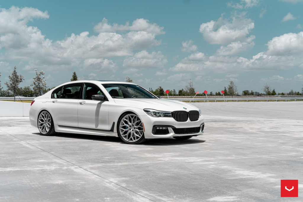 白色bmw 7 series