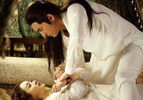 古人同房,为何要丫鬟在旁看着?原来竟是替补,让人脸红