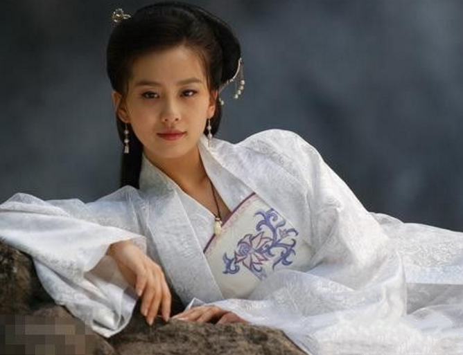 女星在古装剧中的坐姿有多尬性?郑爽优雅,而她的"碧瑶坐"火了