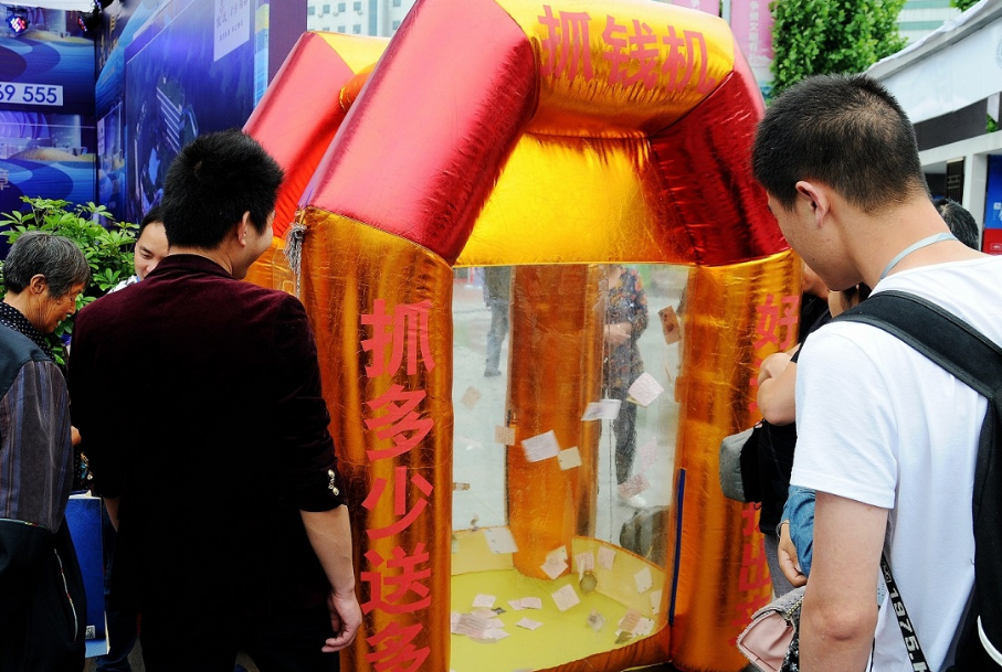 湖北街头"抓钱机",抓多少送多少,网友:请容我手上涂满胶水