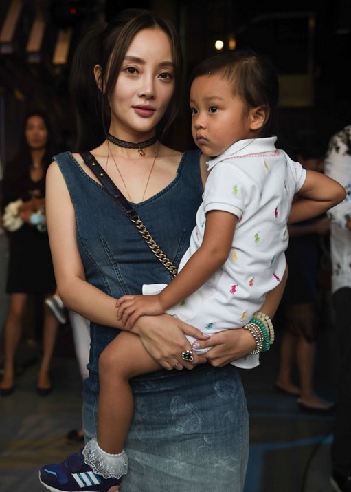 女明星抱孩子:章泽天娴熟,李小璐贴心,但我只服最后一位抱孩子