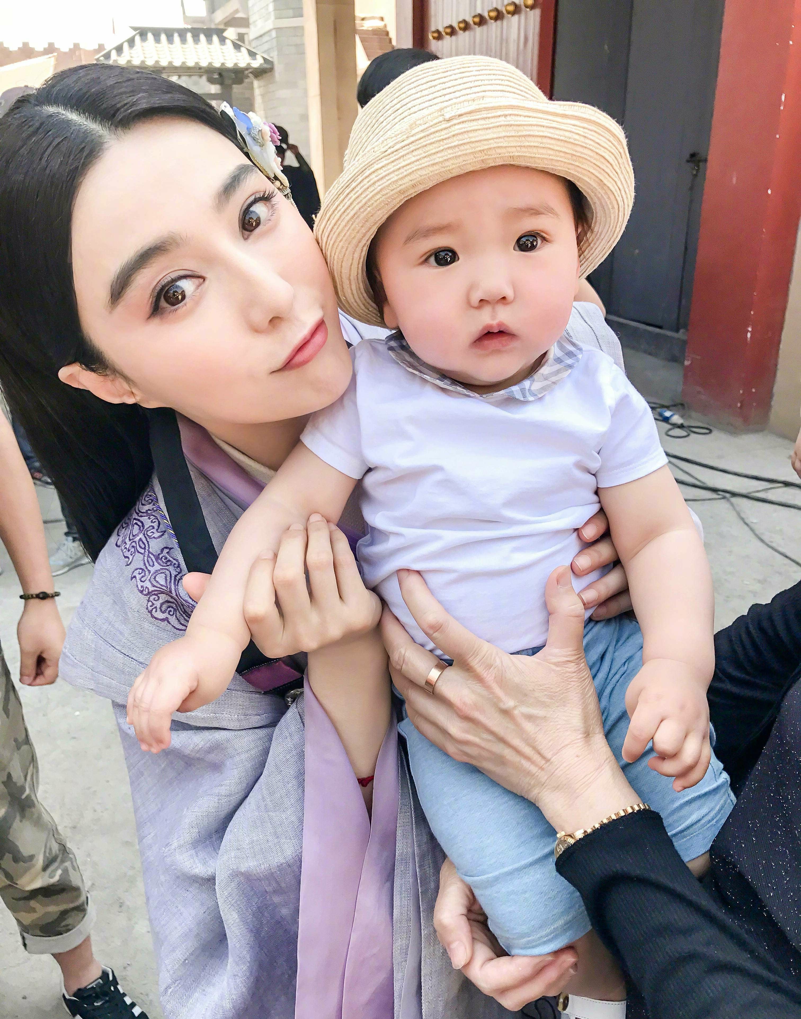 范冰冰和小朋友的合照好有爱,快有个自己的孩子吧