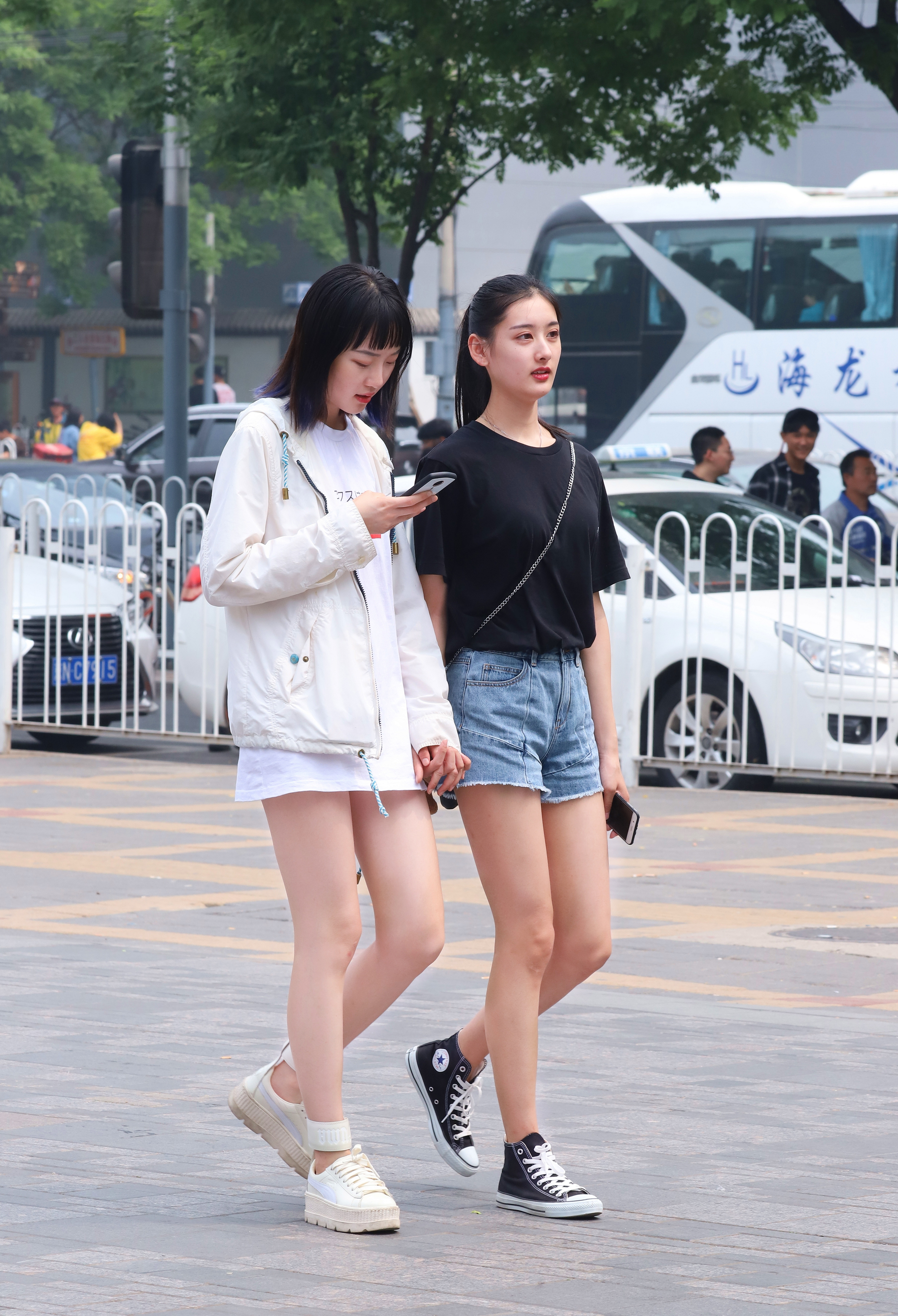 街拍:夏季来临,女孩们换上夏装,街头诠释最新时尚魅力