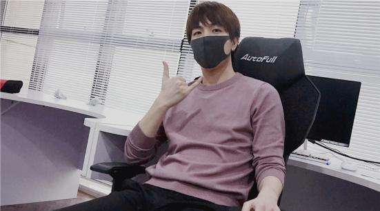 lol小漠谈及笑笑离婚事件,他表示:孙亚龙做人比卢本伟强多了!