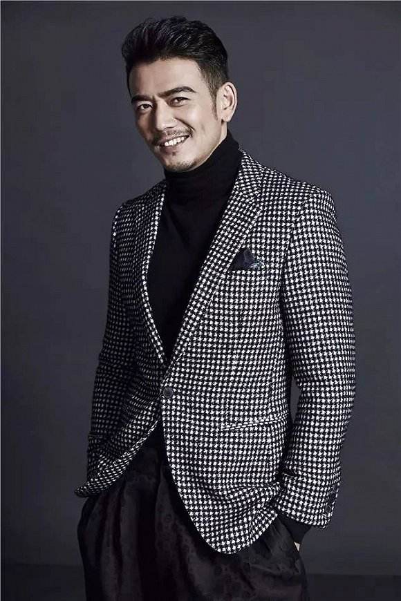 小包总杨烁妻子儿女写真曝光,网友:长的帅还专情!