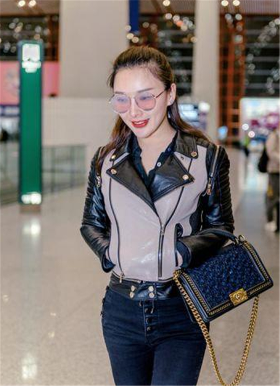 曾与谢霆锋,娜扎飙戏的杨梓邑现身机场  网友:标志的甜美笑容