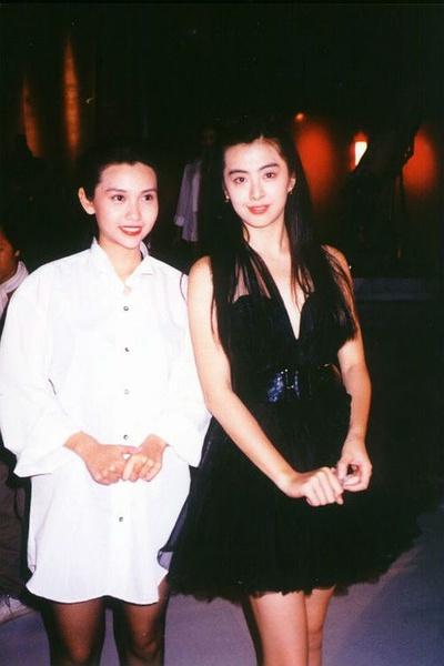 邱淑贞貌若天仙拍照却毫无气质,站在王祖贤旁边秒变宫女!