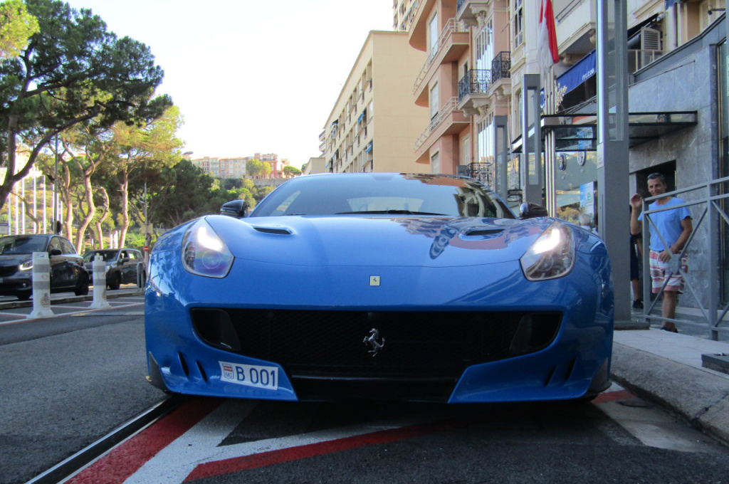蓝色法拉利 f12 tdf