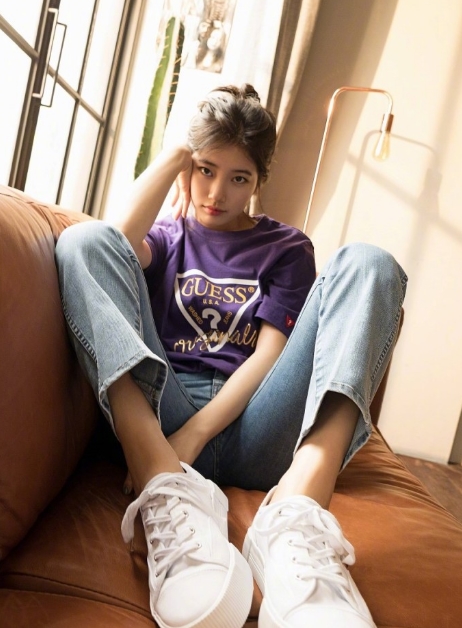 被裴秀智的系列运动装美到了!牛仔裤秀出长腿性感,不过动作尴尬