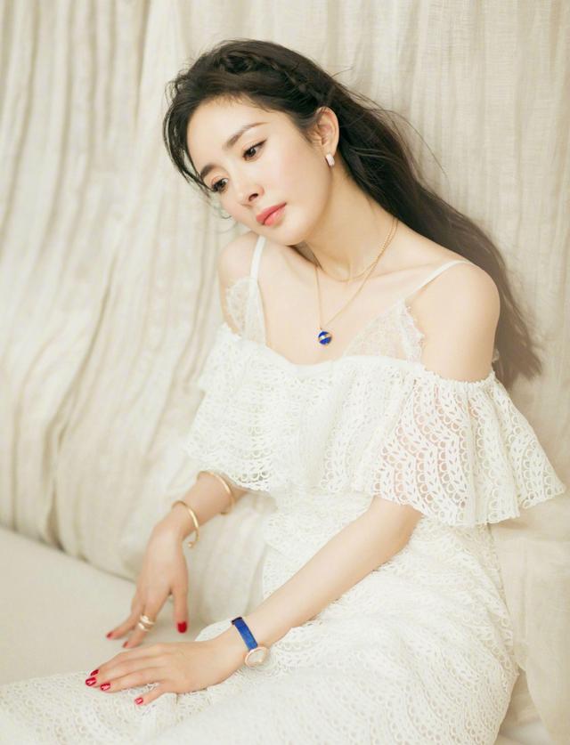 杨幂因空气刘海被吐槽,再现身露出额头美成仙女,一雪前耻!