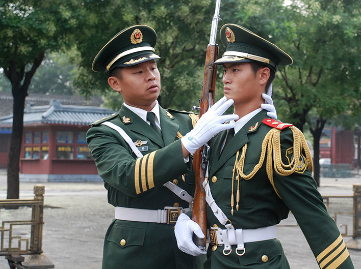 最光荣的哨位,天安门国旗护卫队,训练常常练到手指流血