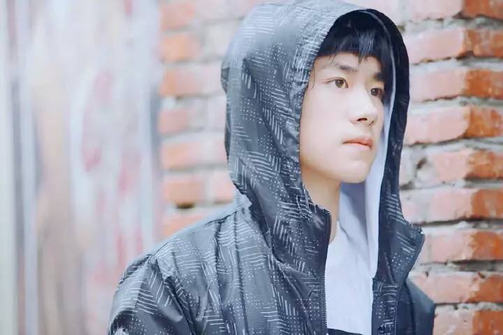 4位00年出生的明星,有的红到发紫,有的却成表情包,你喜欢谁?