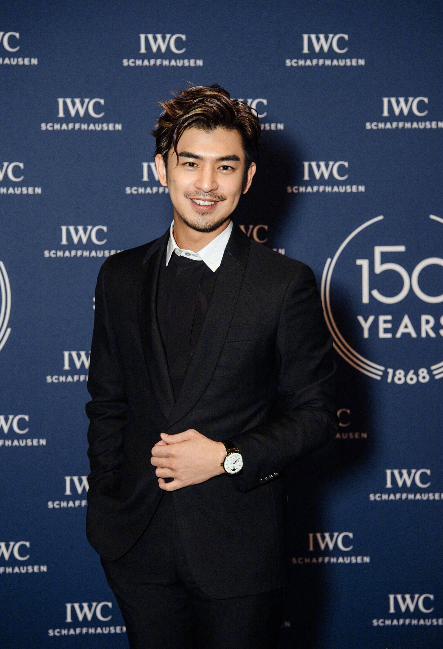 陈柏霖认真捯饬一下,刮掉了胡子配上西装,简直不要太帅,时尚有颜还