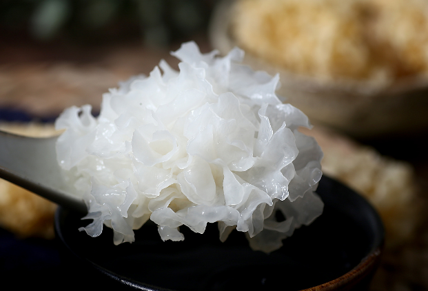 野生银耳数量稀少,在古代属于名贵补品,有"菌中之冠"的美称