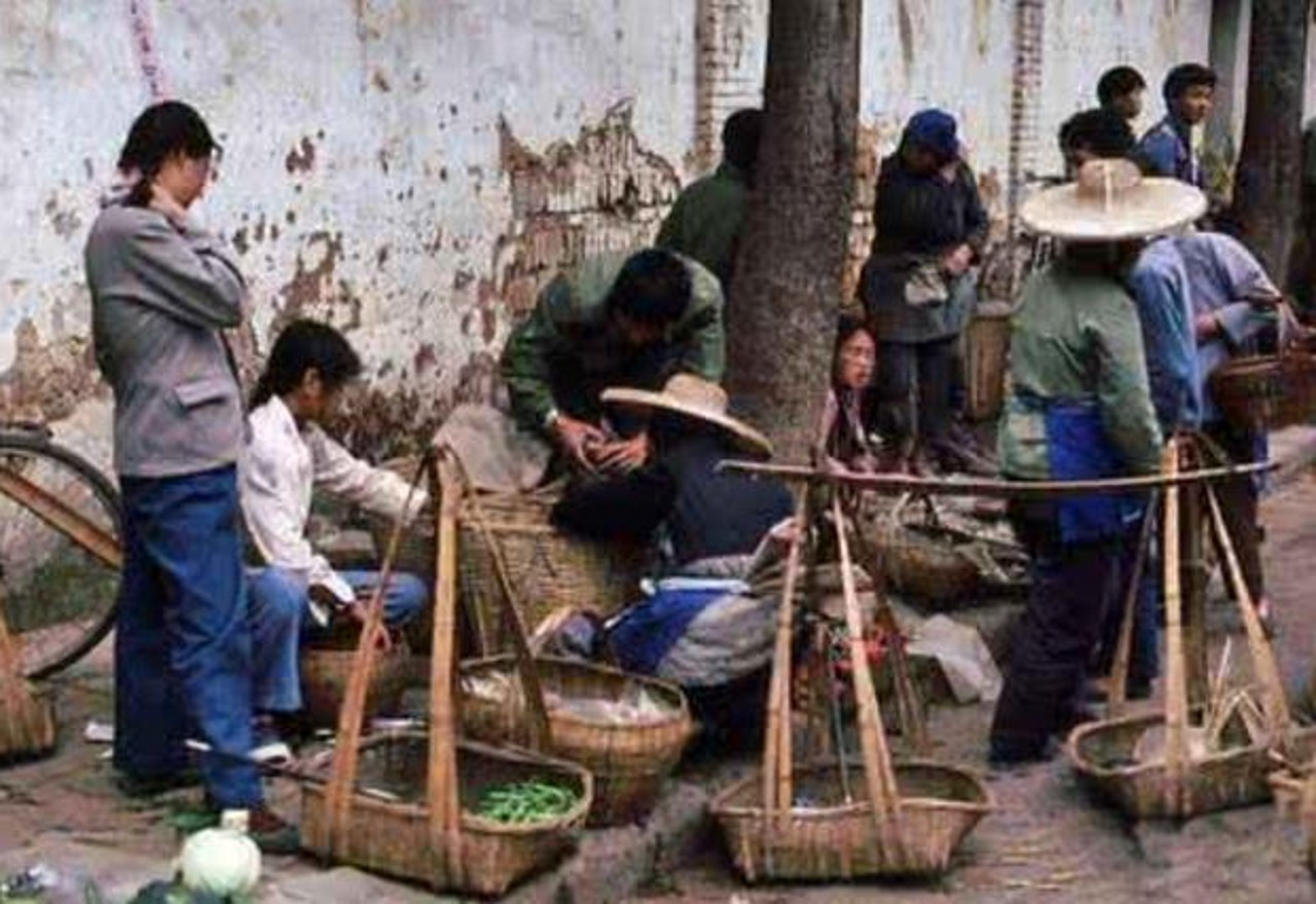 80年代中国老照片:图1昆明的集市,图5树荫下的凉皮摊