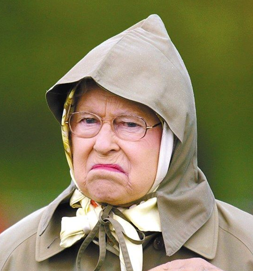英国女王搞笑瞬间:图二表情很嫌弃,最后一张像在玩"躲猫猫"!