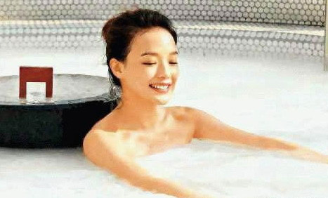 女明星"洗澡"剧照:杨幂最享受,赵丽颖贡献了全片的演技