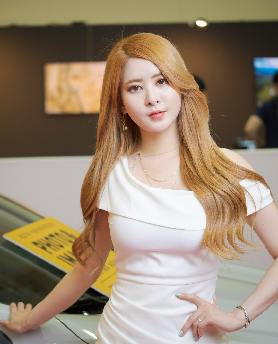 韩国车模金拉英,大长腿真是不错的