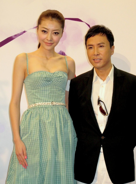 甄子丹与熊黛林同台,肩膀只到人家胸口,网友:功夫巨星怯阵了!